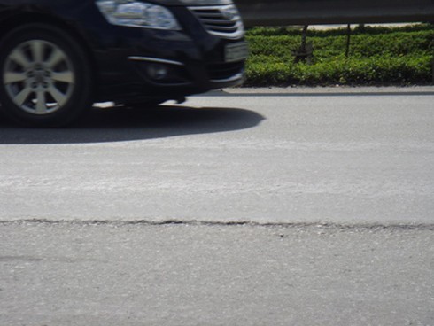 Nhiều con đường ngàn tỷ mới sử dụng đã sụt nứt