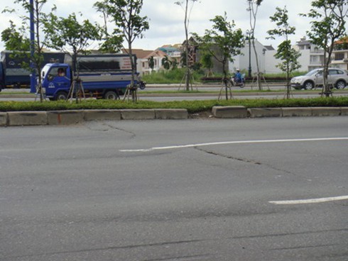 Nhiều con đường ngàn tỷ mới sử dụng đã sụt nứt