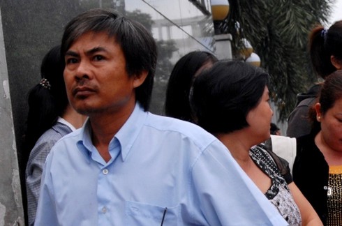 Những ánh mắt sâu thẳm ngoài cổng trường thi