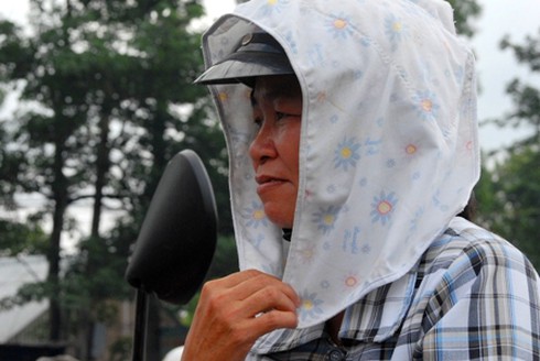 Những ánh mắt sâu thẳm ngoài cổng trường thi