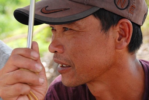 Những ánh mắt sâu thẳm ngoài cổng trường thi