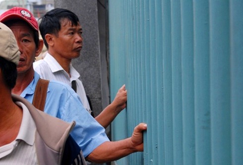 Những ánh mắt sâu thẳm ngoài cổng trường thi