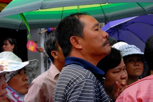 Những ánh mắt sâu thẳm ngoài cổng trường thi