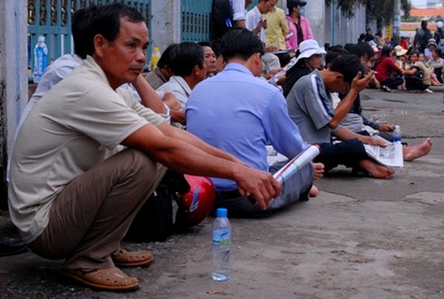 Những ánh mắt sâu thẳm ngoài cổng trường thi