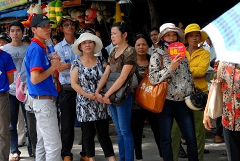 Những ánh mắt sâu thẳm ngoài cổng trường thi