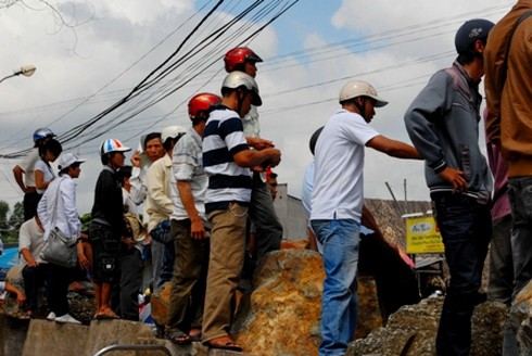 Những ánh mắt sâu thẳm ngoài cổng trường thi