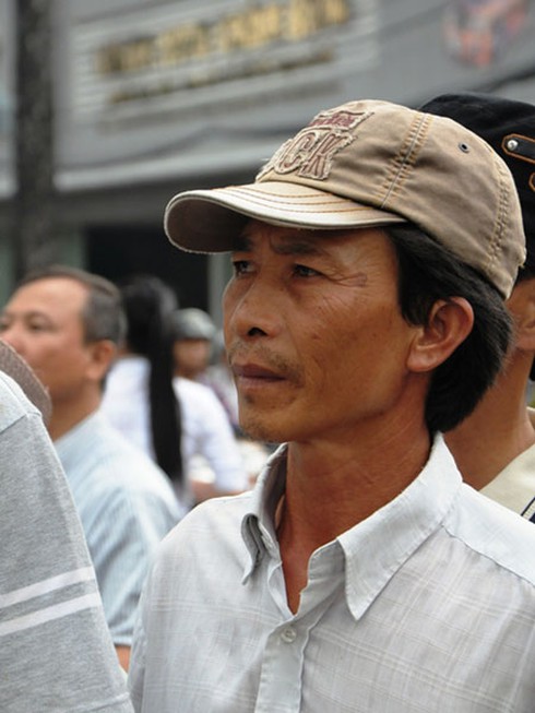 Những ánh mắt sâu thẳm ngoài cổng trường thi