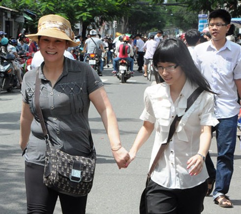 Những ánh mắt sâu thẳm ngoài cổng trường thi