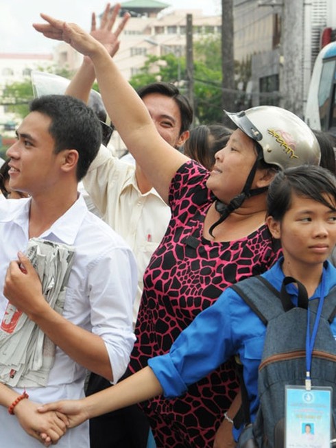 Những ánh mắt sâu thẳm ngoài cổng trường thi