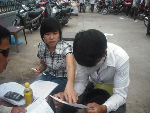 Mang dao dọa chém bạn thi để được xem bài