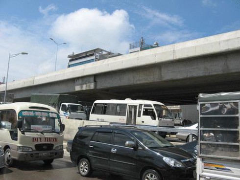 Hà Nội: Đường trên cao cũng thành `con đường đau khổ`