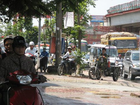 Hà Nội: Đường trên cao cũng thành `con đường đau khổ`