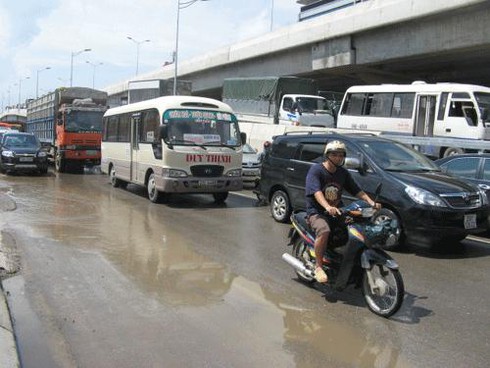 Hà Nội: Đường trên cao cũng thành `con đường đau khổ`