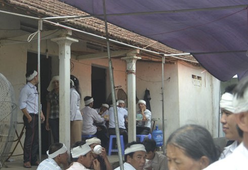 Con rể đâm mẹ vợ, sau nửa tiếng mới gọi xe cấp cứu