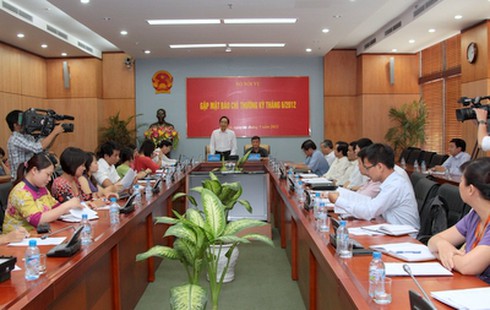 Chuyện ông Nguyễn Bá Thanh và chuyện `một xã 500 cán bộ`