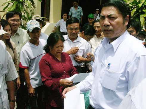 Chuyện ông Nguyễn Bá Thanh và chuyện `một xã 500 cán bộ`