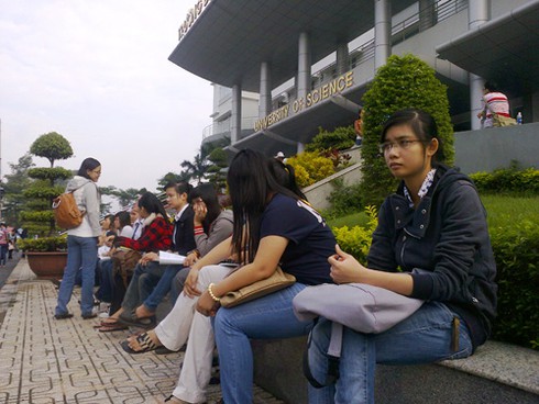 Sĩ tử khối B, C, D làm thủ tục thi trong lo lắng