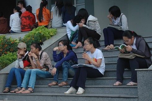Sĩ tử khối B, C, D làm thủ tục thi trong lo lắng