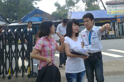 Sĩ tử khối B, C, D làm thủ tục thi trong lo lắng