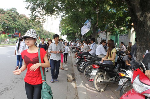 Sĩ tử khối B, C, D làm thủ tục thi trong lo lắng