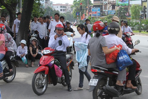 Sĩ tử khối B, C, D làm thủ tục thi trong lo lắng