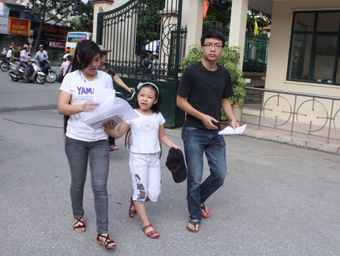 Sĩ tử khối B, C, D làm thủ tục thi trong lo lắng