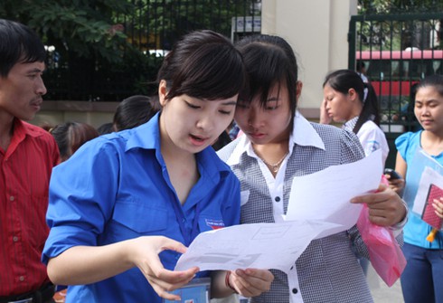 Sĩ tử khối B, C, D làm thủ tục thi trong lo lắng