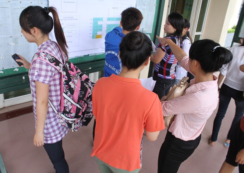 Sĩ tử khối B, C, D làm thủ tục thi trong lo lắng