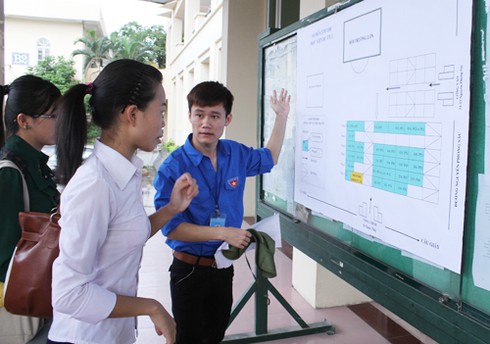 Sĩ tử khối B, C, D làm thủ tục thi trong lo lắng