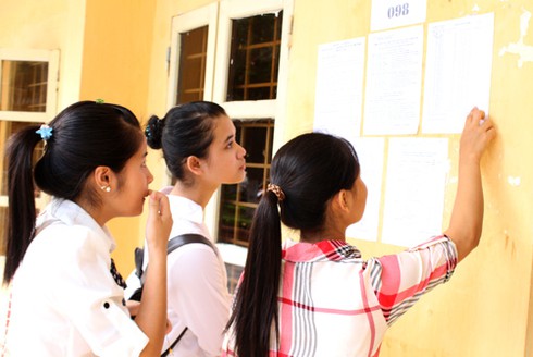 Sĩ tử khối B, C, D làm thủ tục thi trong lo lắng