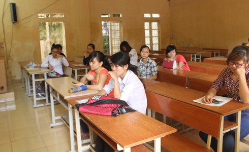 Sĩ tử khối B, C, D làm thủ tục thi trong lo lắng