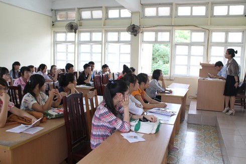 Sĩ tử khối B, C, D làm thủ tục thi trong lo lắng