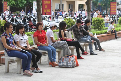 Sĩ tử khối B, C, D làm thủ tục thi trong lo lắng