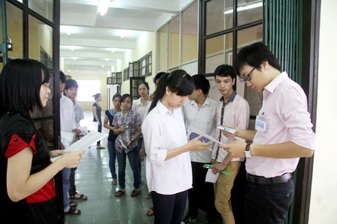 Sĩ tử khối B, C, D làm thủ tục thi trong lo lắng