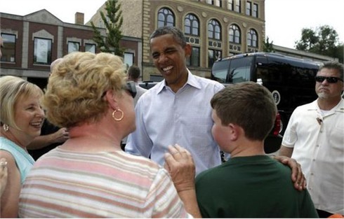 Hình ảnh ông Obama thân thiện với người dân