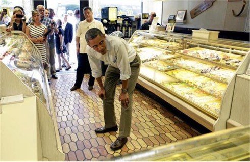 Hình ảnh ông Obama thân thiện với người dân