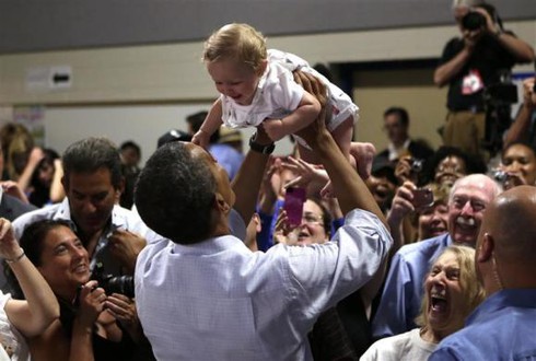 Hình ảnh ông Obama thân thiện với người dân