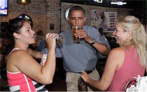 Hình ảnh ông Obama thân thiện với người dân