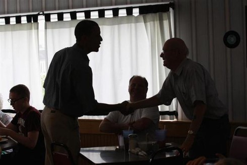 Hình ảnh ông Obama thân thiện với người dân