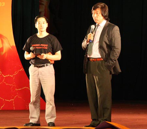 Hơn ngàn người 'đùa giỡn' trên mảnh chai ở Hà Nội