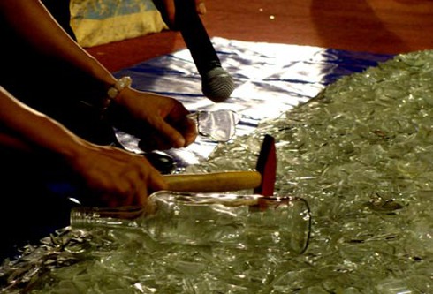 Hơn ngàn người 'đùa giỡn' trên mảnh chai ở Hà Nội