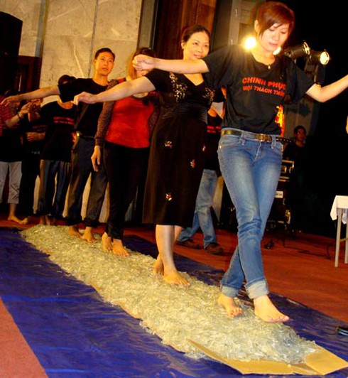 Hơn ngàn người 'đùa giỡn' trên mảnh chai ở Hà Nội