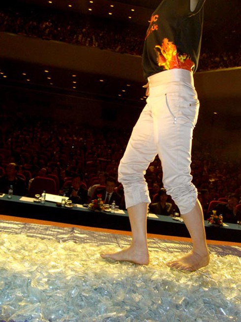 Hơn ngàn người 'đùa giỡn' trên mảnh chai ở Hà Nội