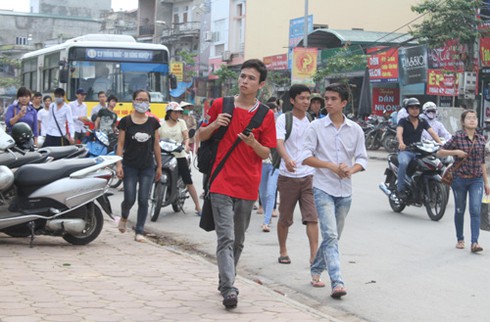 Sát giờ thi, sĩ tử vẫn miệt mài ôn bài