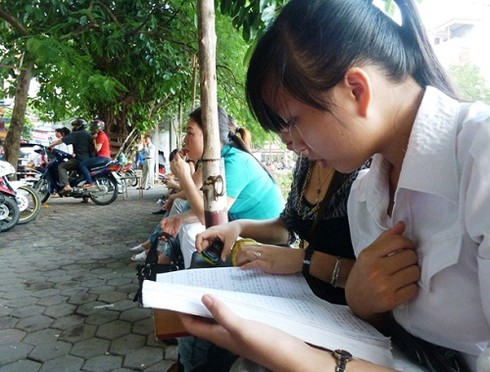 Sát giờ thi, sĩ tử vẫn miệt mài ôn bài