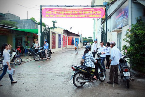 Sát giờ thi, sĩ tử vẫn miệt mài ôn bài