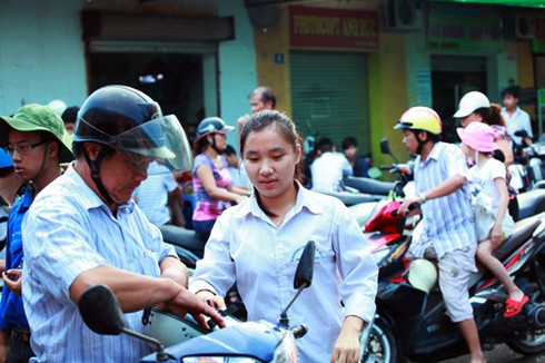 Sát giờ thi, sĩ tử vẫn miệt mài ôn bài