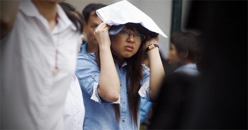 Sát giờ thi, sĩ tử vẫn miệt mài ôn bài