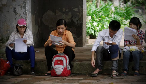 Sát giờ thi, sĩ tử vẫn miệt mài ôn bài