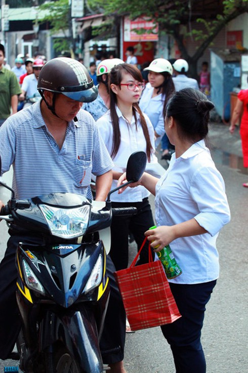Sát giờ thi, sĩ tử vẫn miệt mài ôn bài